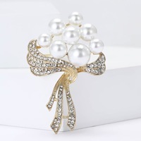 Grenzüberschreitende High-End Brosche mit Perlen und Strass für Damen – Vielseitige, elegante Seidenschal-Schnalle und Corsage-Anstecknadel