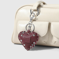 Breloque de sac en cuir PU style rétro punk cœur avec rivets métalliques, surpiqûres contrastées et fermoir mousqueton, pendentif de sac à main et porte-clés