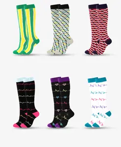 Colorido al por mayor calcetines de compresión 20-30 mmhg viajes deporte médico rodilla alta ciclismo enfermera fútbol unisex