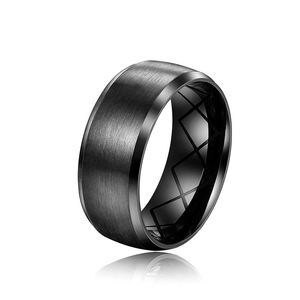 Anello geometrico scuro di lusso con incisioni, gioiello di moda unisex, accessorio elegante di nicchia - Product Image 5