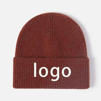 Bonnet en tricot côtelé vierge en gros avec logo brodé personnalisé, bonnet d'hiver en acrylique rouge brique uni à revers