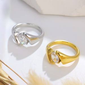 Bague ovale torsadée en acier inoxydable bicolore or et argent avec zircon - Plaqué or 18 carats, bijou minimaliste de luxe léger pour le quotidien - Product Image 1
