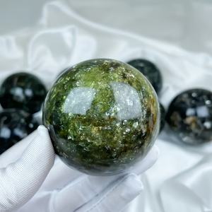 Vente en gros de sphères de mica vertes de style bohème, pierres de guérison naturelles pour une décoration intérieure unique et des cadeaux de fêtes - Product Image 1