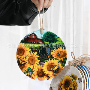 Sous-plat rond en céramique artisanale rouge Tian Tian du Fujian Dehua avec motif floral, antidérapant et isolant thermique pour bols et casseroles - Product Image 4