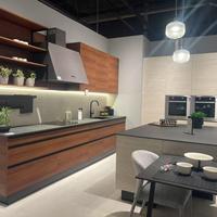 Meuble îlot multifonctionnel moderne en bois foncé avec bar, éclairage LED, zone vin et buanderie, unité de maison personnalisée, robinet, charnière, tiroir et panier