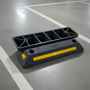 Borne de stationnement robuste en caoutchouc noir et jaune pour parking et aires de stationnement - Product Image 1