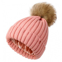 Haute qualité femmes hiver chaud tricot bonnet chapeaux Satin doublé fausse fourrure Pom Pom bonnets chapeau pour les filles