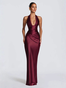 <span class=keywords><strong>Robe</strong></span> longue <span class=keywords><strong>de</strong></span> soirée sirène plissée et froncée en satin à col halter et <span class=keywords><strong>d</strong></span>écolleté plongeant <span class=keywords><strong>pour</strong></span> femme - Product Image 4