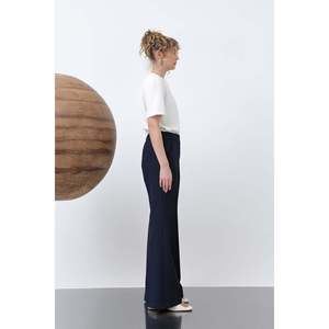 Pantalon décontracté côtelé pour femme Puane - Élégant pantalon bleu marine pour tous les jours - Product Image 2