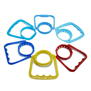 مقابض زجاجة بلاستيكية بشعار مخصص مقابض زجاجة للخدمة الشاقة مقبض آمن مريح بألوان مخصصة مادة PP معززة - Product Image 1