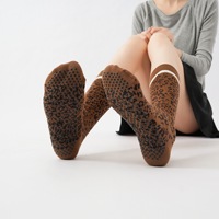 Chaussettes de sport fantaisie pour femmes, personnalisées avec logo OEM, motif léopard amusant, avec nœud, antidérapantes pour Pilates, vente en gros