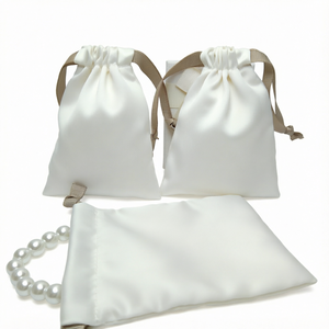 Sacs cadeaux de Noël en satin de luxe sur mesure avec cordon de serrage et pochettes en soie pour perruques - Product Image 1