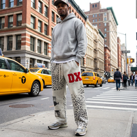 Pantalon de survêtement en chenille rouge avec imprimé photo léopard |   Joggers amples en molleton épais 460g à jambe large, ourlet brut, streetwear de luxe OEM