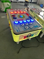 Machine de jeu à pièces permettant aux adultes et aux enfants de jouer les uns contre les autres avec des billets de loterie et des haricots