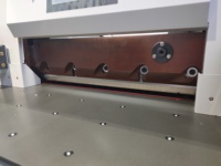 Cortadora de Papel de Alta Resistencia CP6810L Altamente Recomendada con Tecnología de Frecuencia Variable, Máquina Hidráulica para Cortar Papel