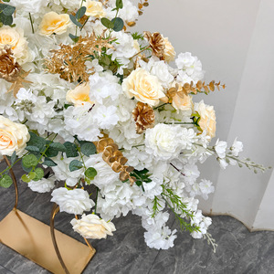 Rangée de fleurs artificielles de mariage finies avec support doré incurvé, en soie blanc champagne, pour centre de table - Product Image 2