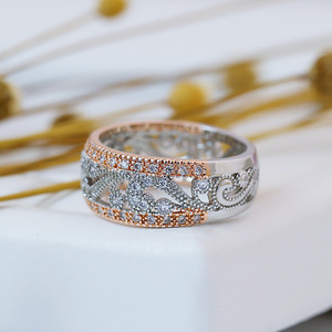 Anello Traforato Bicolore per Donne, Tono Rosa, Elegante Accessorio Quotidiano e da Festa - Product Image 3