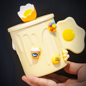 Mug en céramique créatif avec couvercle en forme de cupcake et poignée en forme d'œuf, idéal pour le café, les petits-déjeuners à la maison, la consommation quotidienne et les cadeaux de fêtes - Product Image 3