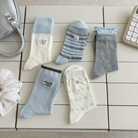 Chaussettes mi-mollet printemps-été en blanc laiteux et bleu avec rayures brodées de lettres