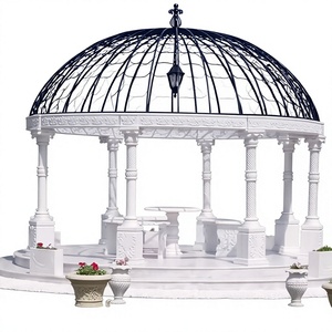 Gazebo Clásico Redondo para Jardín con Cúpula de Hierro Fundido y Columnas Blancas para Uso en Exteriores - Product Image 1