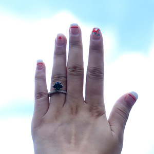 Anello con accento verde smeraldo da donna, minimalista ed elegante, accessorio da dito per feste, idea regalo - Product Image 3