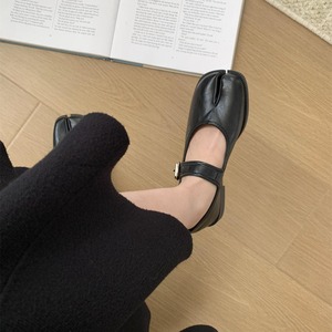 <span class=keywords><strong>Scarpe</strong></span> Basse Mary Jane Tabi da Donna OEM ODM in Microfibra con Cinturino a Fibbia Singola, Casual ed Eleganti, Nere/Bianche/Marroni/Rosse Personalizzabili - Product Image 4