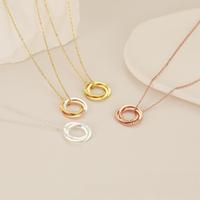 Collier avec pendentif personnalisé à trois anneaux imbriqués avec message et lettre gravée Collier rond en acier inoxydable poli miroir