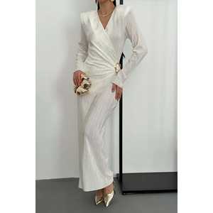 Robe de mariée plissée Off-White avec boucle, vente en gros - Product Image 1