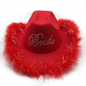 Chapeaux Fedora en feutre poly-coton en gros, en stock, blancs, pour mariage, fête, bordure en plumes brillantes, style pêcheur - Product Image 5