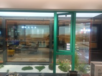 Ventana Abatible de Diseño Moderno en Madera y Aluminio con Doble Vidrio Templado, Aislamiento Acústico y Malla de Acero Inoxidable, Garantía de 5 Años