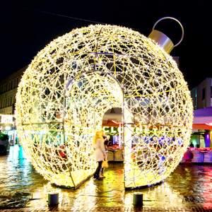 Décoration d'arche de Noël symétrique avec un arrangement équilibré de boules LED pour un design festif raffiné - Product Image 1