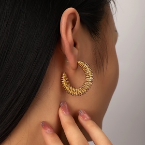 Pendientes de Aro Grandes de Acero Inoxidable Dorado con Diseño de Letra Hueca, Estilo Lujo Ligero, Impermeables, para Aniversario, de Moda y con Gran Impacto - Product Image 1