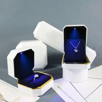 Vente en gros de boîte d'emballage pour bijoux bracelet à pendentif en cuir PU boîte à bijoux personnalisée avec logo de luxe boîte à bijoux avec anneau et lumière LED
