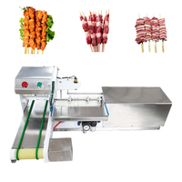 Machine commerciale pour la fabrication de brochettes de shish-kebab, de cubes de viande d'agneau et de porc, et de brochettes de viande.