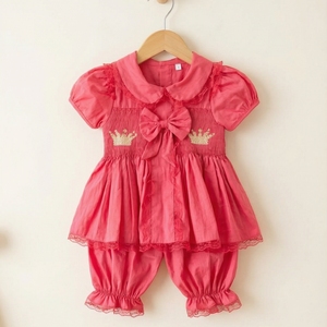Pyjama d'été doux 2 pièces pour fillettes, chemise smockée rose corail avec nœud et short à volants, tenue tendance - Product Image 3