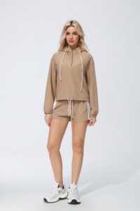 Completo da donna 2 pezzi con felpa con cappuccio e pantaloncini tinta unita, con zip a un quarto e coulisse, in poliestere traspirante, per yoga - Product Image 1