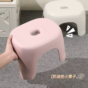 Taburete pequeño de plástico, grueso, adecuado para uso doméstico, sala de estar, mesa de centro, silla, baño infantil, ducha o como taburete para zapatos. - Product Image 1