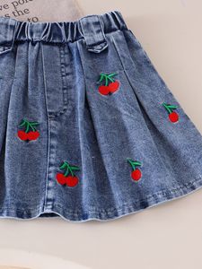 Nouvelle collection 2026 : Ensemble décontracté pour enfants – <span class=keywords><strong>Gilet</strong></span> <span class=keywords><strong>blanc</strong></span> à col rouge et jupe bleue - Product Image 6
