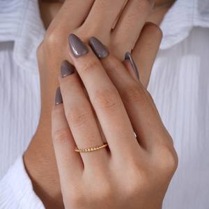 Anillo de oro trenzado minimalista para mujer, elegante diseño de anillo para uso diario, joyería simple y ligera para chicas - Product Image 2