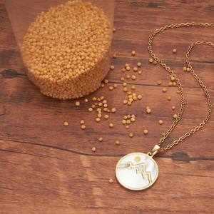 Collana con Ciondolo Rotondo in Acciaio Inossidabile Placcato Oro Vero, Motivo Montagne e Seme di Senape, Regalo per Donne, Resistente all'Ossidazione - Product Image 5