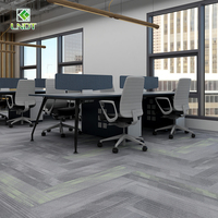 Dalles de moquette modulaires abstraites Trace pour bureaux, salons, halls d'hôtels, revêtements de sol commerciaux, motifs personnalisés, fabricant OEM ODM