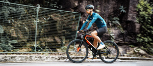 Vélo de route électrique aérodynamique moderne avec cadre en carbone, style E-Bike pour les trajets en ville, la remise en forme et la conduite sportive, vélo performant et fiable - Product Image 4