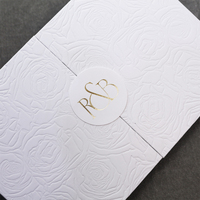 Porte-invitation de mariage personnalisé en cuir rigide blanc gaufré texture rose avec impression intérieure aquarelle pour mariage