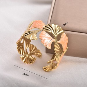Brazalete Abierto de Esmalte de Moda para Mujer, Chapado en Oro, con Hoja de Ginkgo / Forma de Corazón, Ajustable, con Esmalte en Relieve, Ancho - Product Image 3