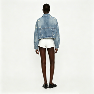 Veste en jean pour femme bleue, effet usé, déchirée, vintage, style streetwear, coupe oversize, style boyfriend, personnalisable OEM - Product Image 2