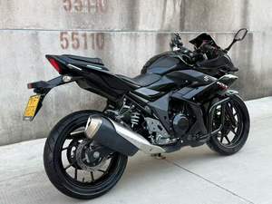 Motocicleta Suzuki GSX250cc Clásica Negra, Práctica y Elegante, con Dos Cilindros y Refrigeración por Agua, Disponible para Exportación - Product Image 5