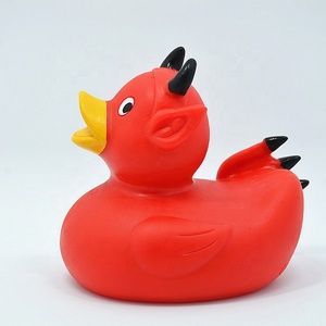 Anatra di gomma del diavolo di plastica di galleggiamento di compressione dell'anatra del bagno molle su ordinazione promozionale all'ingrosso del PVC - Product Image 3