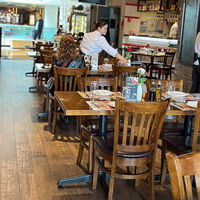 Ensemble table et chaises de bistrot de style américain rétro ; Ensemble de salle à manger en bois massif d'inspiration mid-century pour bar, pub, restaurant occidental