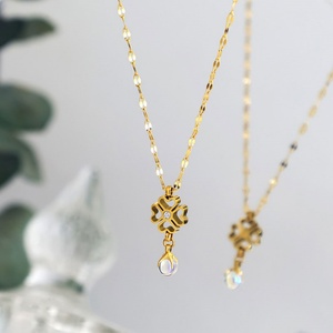 Collares de Joyería Fina con Textura Metálica de Lujo, Collares con Colgante de Corazón y Flor de Cuatro Hojas, Collares de Moda de Acero Inoxidable para Mujer - Product Image 1