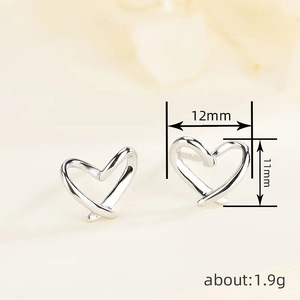 Orecchini a Perno Minimalisti a Forma di Cuore, Gioielli Eleganti e alla Moda per Donne, Uso Quotidiano, Stile Moderno - Product Image 4